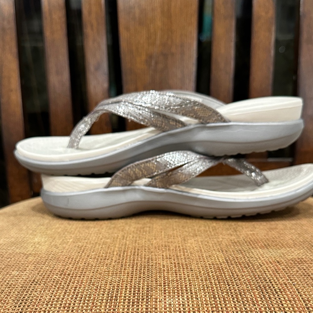 CROCS Women’s Metallic Silver Thong Sandals with White Footbed - Picture 4 of 8